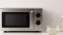 Cómo limpiar el microondas rápido y sin químicos agresivos