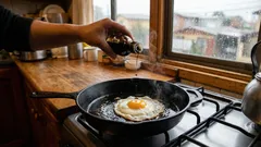 El truco de las gotas de vinagre para un huevo frito perfecto y sin bordes desparramados