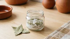 Mezcla de bicarbonato y laurel: el truco simple para neutralizar olores en la casa