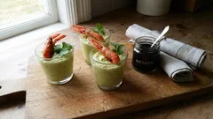 Vasitos de palta con langostinos: entrada fría y cremosa lista con anticipación