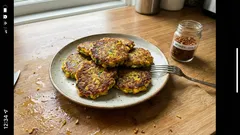 Tortitas de zapallo italiano y choclo: crujientes por fuera y suaves por dentro