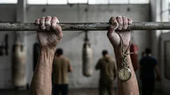 Mujer de 81 años logró un récord colgada de una barra y mostró por qué la fuerza se entrena a cualquier edad