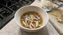 Caldo de pollo casero con sabor profundo: tuesta el pollo y dora las verduras
