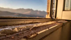 El truco del papel film para que los rieles de ventanas corredizas no junten tanta mugre