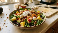 Ensalada navideña con langostinos y frutas: fresca, cremosa y lista en minutos