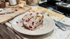 Panqué fit de vainilla con fresas sin harina: queda húmedo y esponjoso