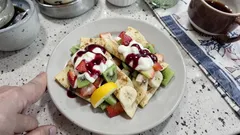 Crepes exprés con frutas y salsa de frutos rojos: postre fresquito en pocos minutos