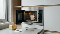 Por qué el agua en el microondas puede “explotar” y cómo evitarlo en casa