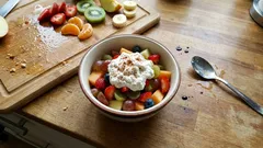 Ensalada de frutas con queso fresco: postre heladito y cremoso en 10 minutos